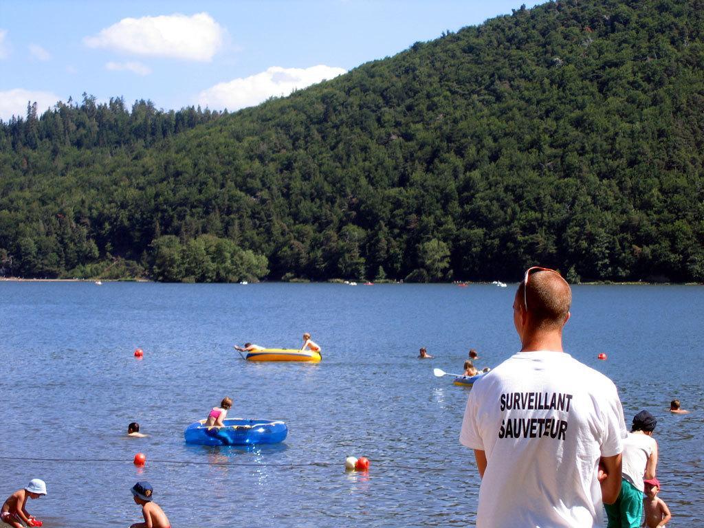 Hotel Domaine Du Lac Chambon Murol Buitenkant foto